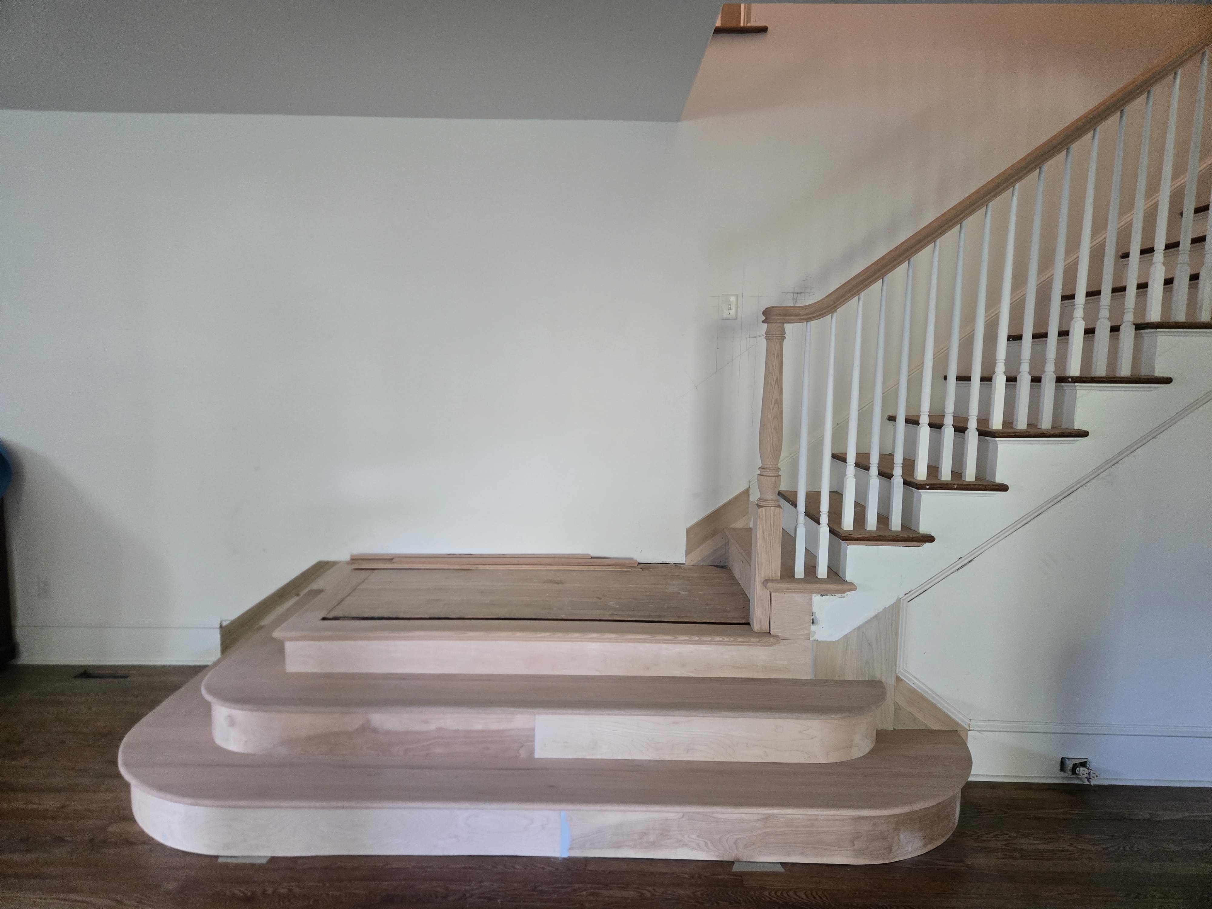 Closed stringer staircase